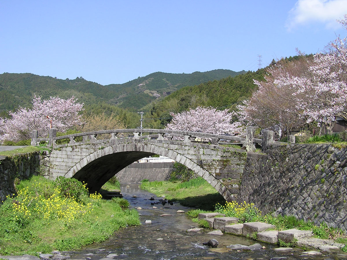 春の目鏡橋　（朝倉市）